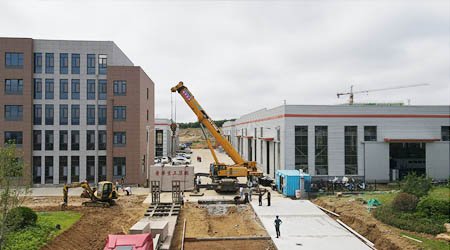 邁上新臺階——普華重工集團(tuán)門牌石安裝到位