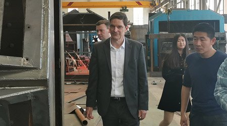 德國考察團(tuán)參觀普華拋丸機(jī)生產(chǎn)現(xiàn)場