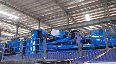 客戶定制鋼管內(nèi)外壁拋丸機(jī)裝車發(fā)往青島即墨